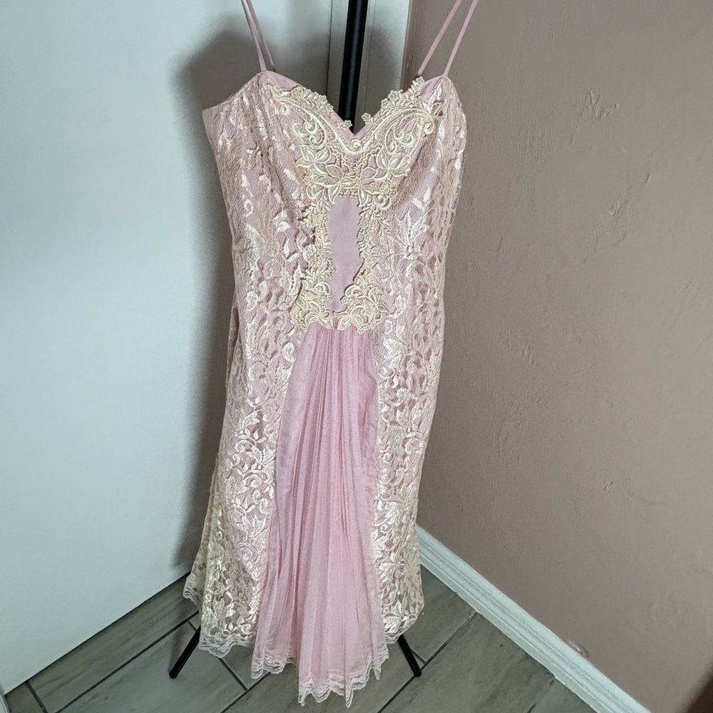 newleaf by samir  nice beautiful pink dress 

Size 7/8

Really good condition - Picture 2 of 8